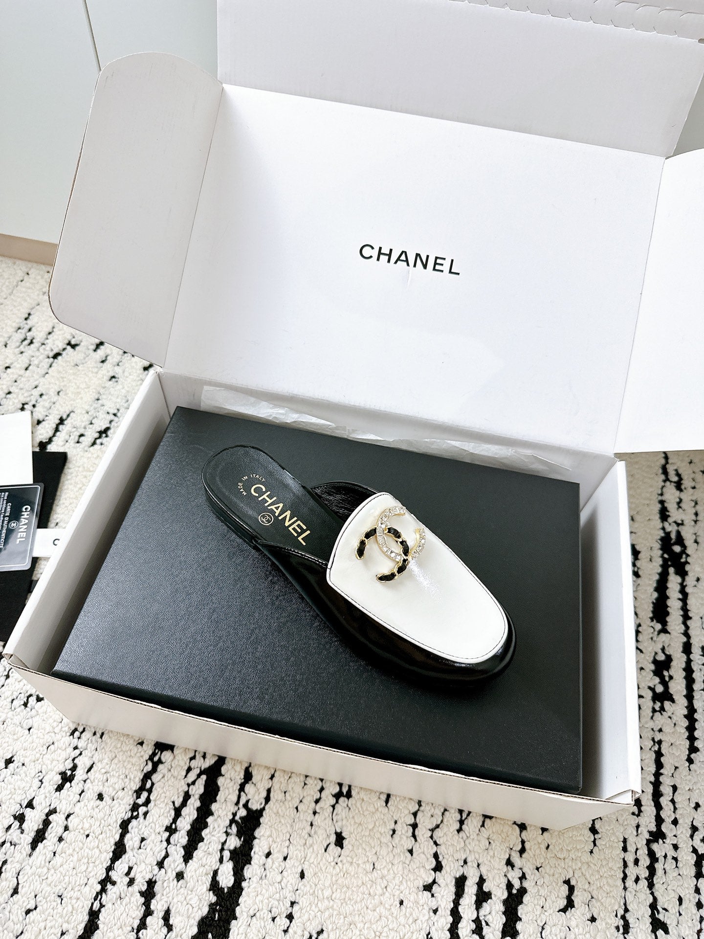 CHANEL FLAT MULE IN WHITE AND BLACK CALFSKIN HARDWARE WITH ROCK MIX CHAIN