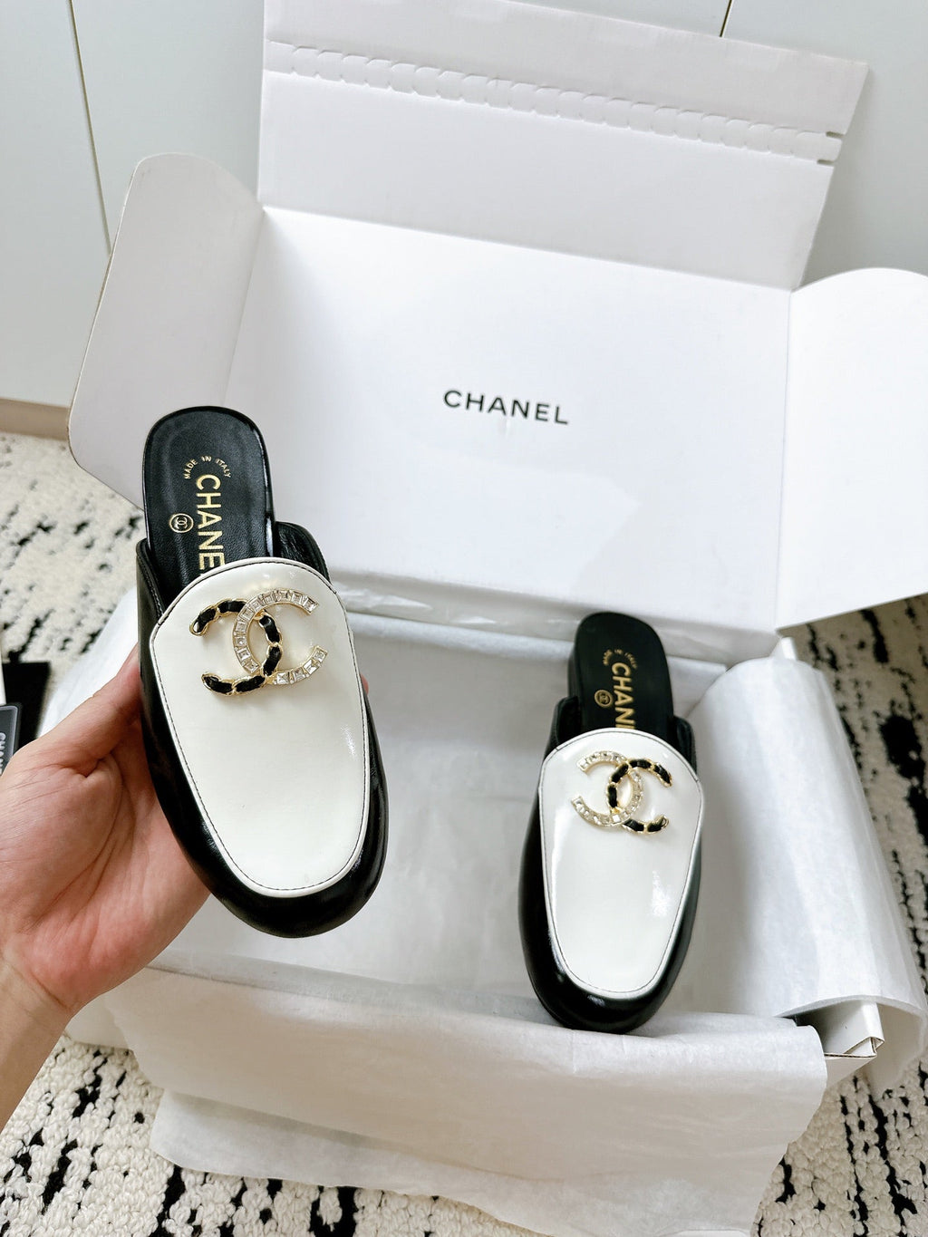 CHANEL FLAT MULE IN WHITE AND BLACK CALFSKIN HARDWARE WITH ROCK MIX CHAIN