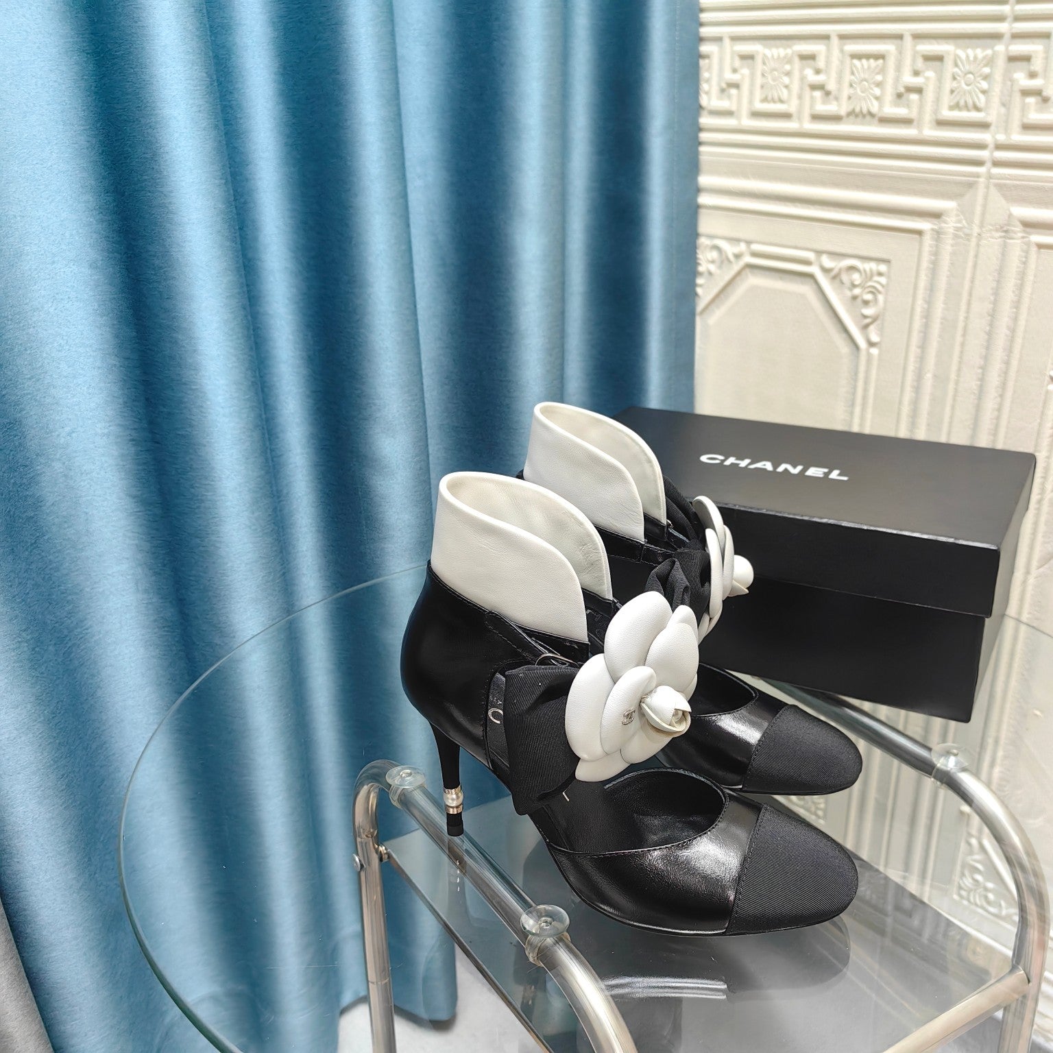 CHANEL HIGH HEELS IN BLACK SHEEPSKIN WITH WHITE FLOWER