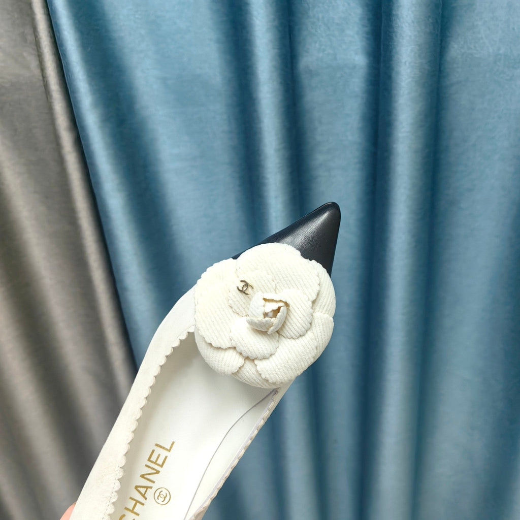 CHANEL MEDIUM HEELS IN WHITE SUEDE AND BLACK CALFSKIN WITH FLOWER