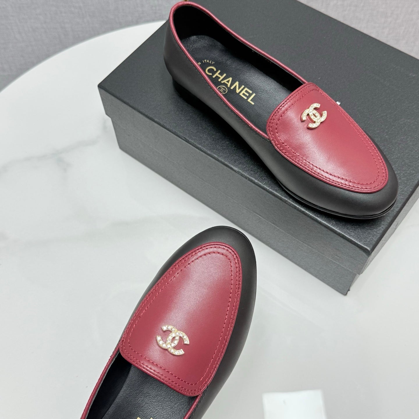 CHANEL LOAFERS 25S IN BLACK MIX DARK RED CALFSKIN GOLD HARDWARE WITH STONES