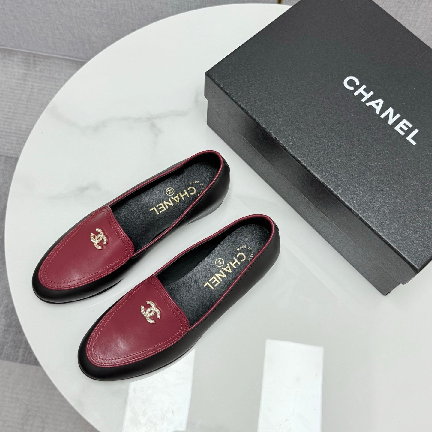 CHANEL LOAFERS 25S IN BLACK MIX DARK RED CALFSKIN GOLD HARDWARE WITH STONES