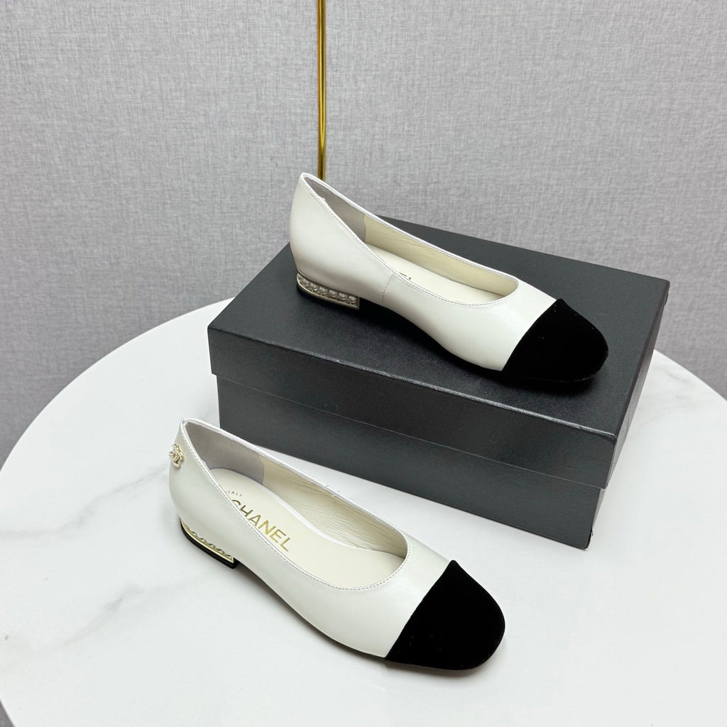 CHANEL BALLET FLATS 25S IN WHITE LAMBSKIN AND BLACK SUEDE WITH PEARL HEEL
