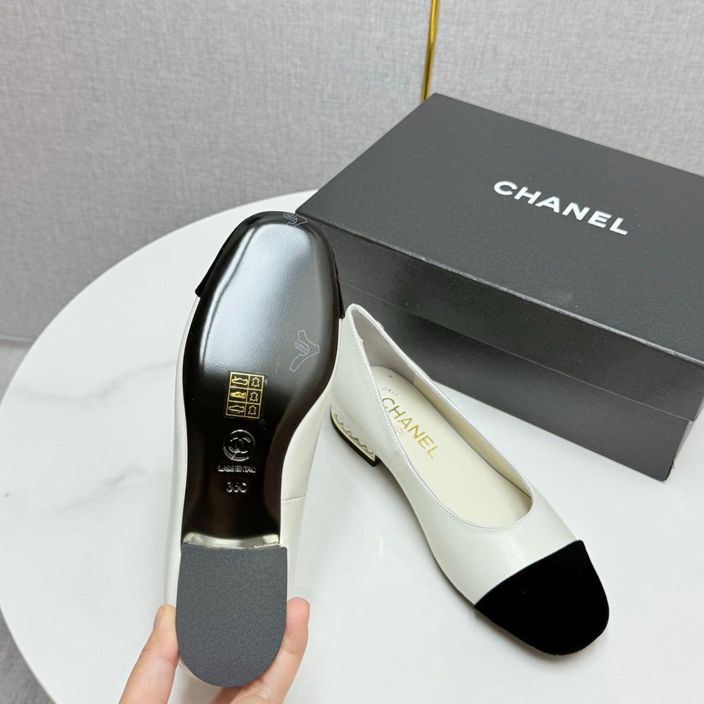 CHANEL BALLET FLATS 25S IN WHITE LAMBSKIN AND BLACK SUEDE WITH PEARL HEEL