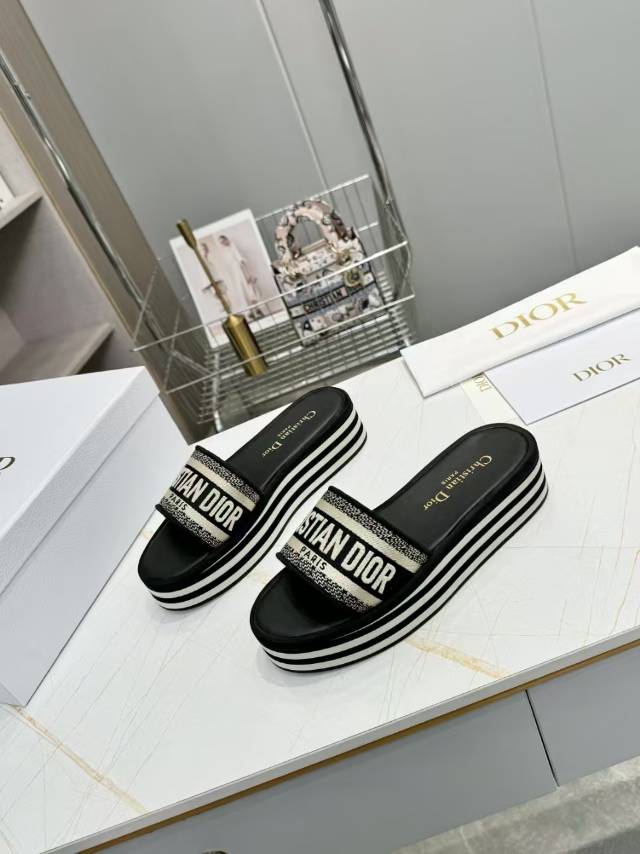 DIOR CD DWAY PLATFORM SLIDE IN BLACK AND WHITE COTTON EMBOSSED LOGO