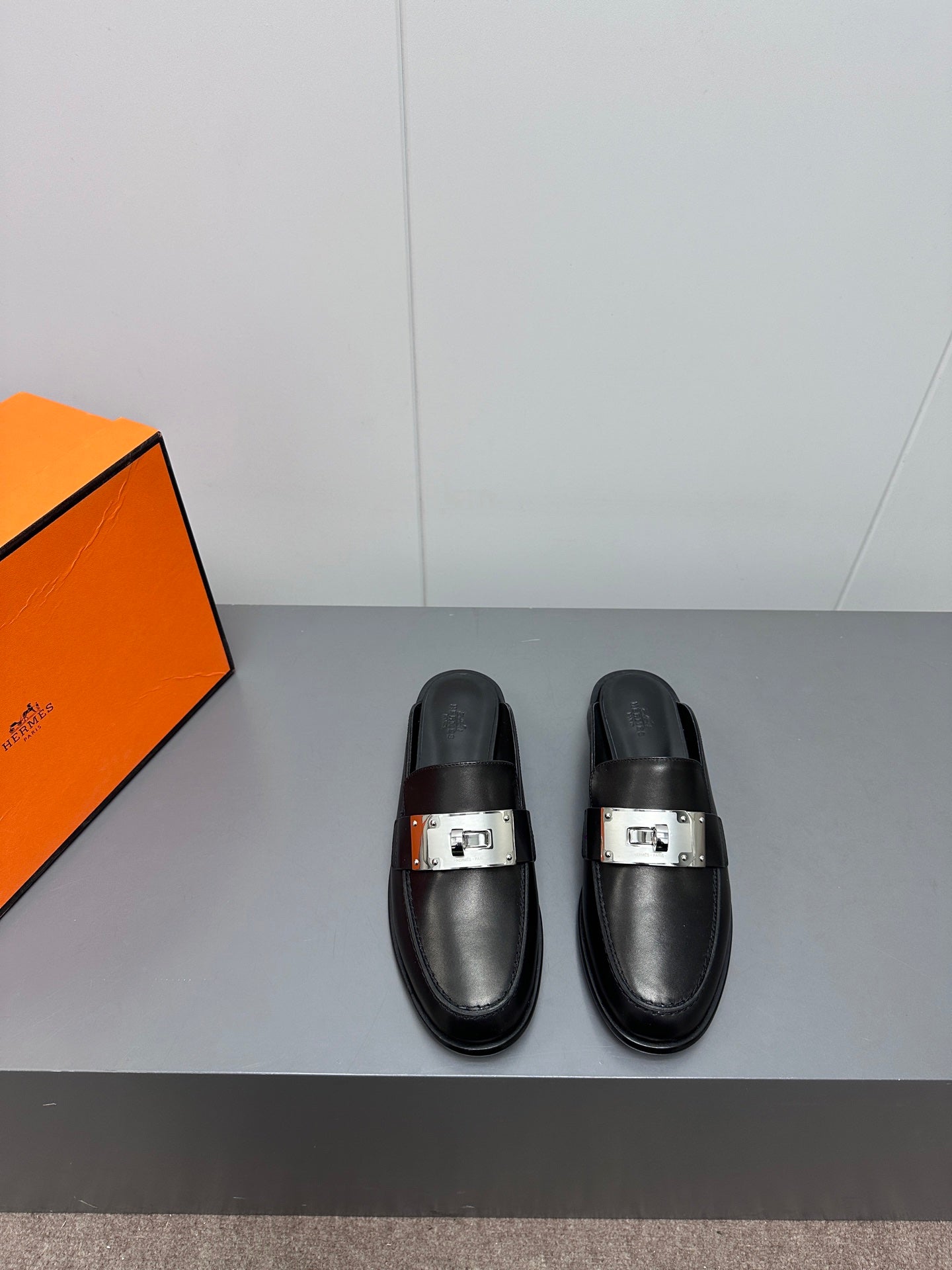 HERMES 0Z MULE IN BLACK LAMBSKIN
