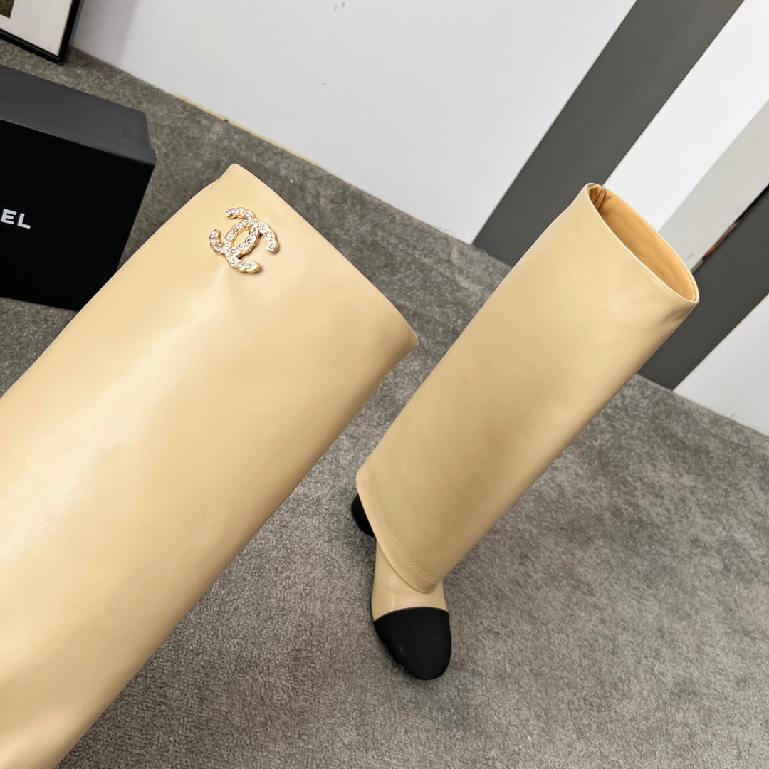 CHANEL 25S HIGH BOOTS 55MM IN CARAMEL BEIGE CALFSKIN AND BLACK CANVAS GOLD HARDWARE