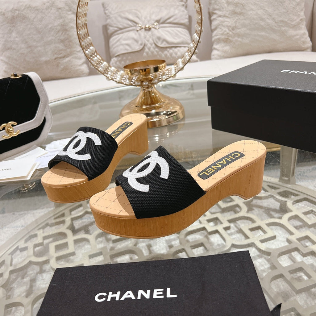 CHANEL WEDGE PLATFORM IN BLACK LAMBSKIN WITH WHITE LOGO