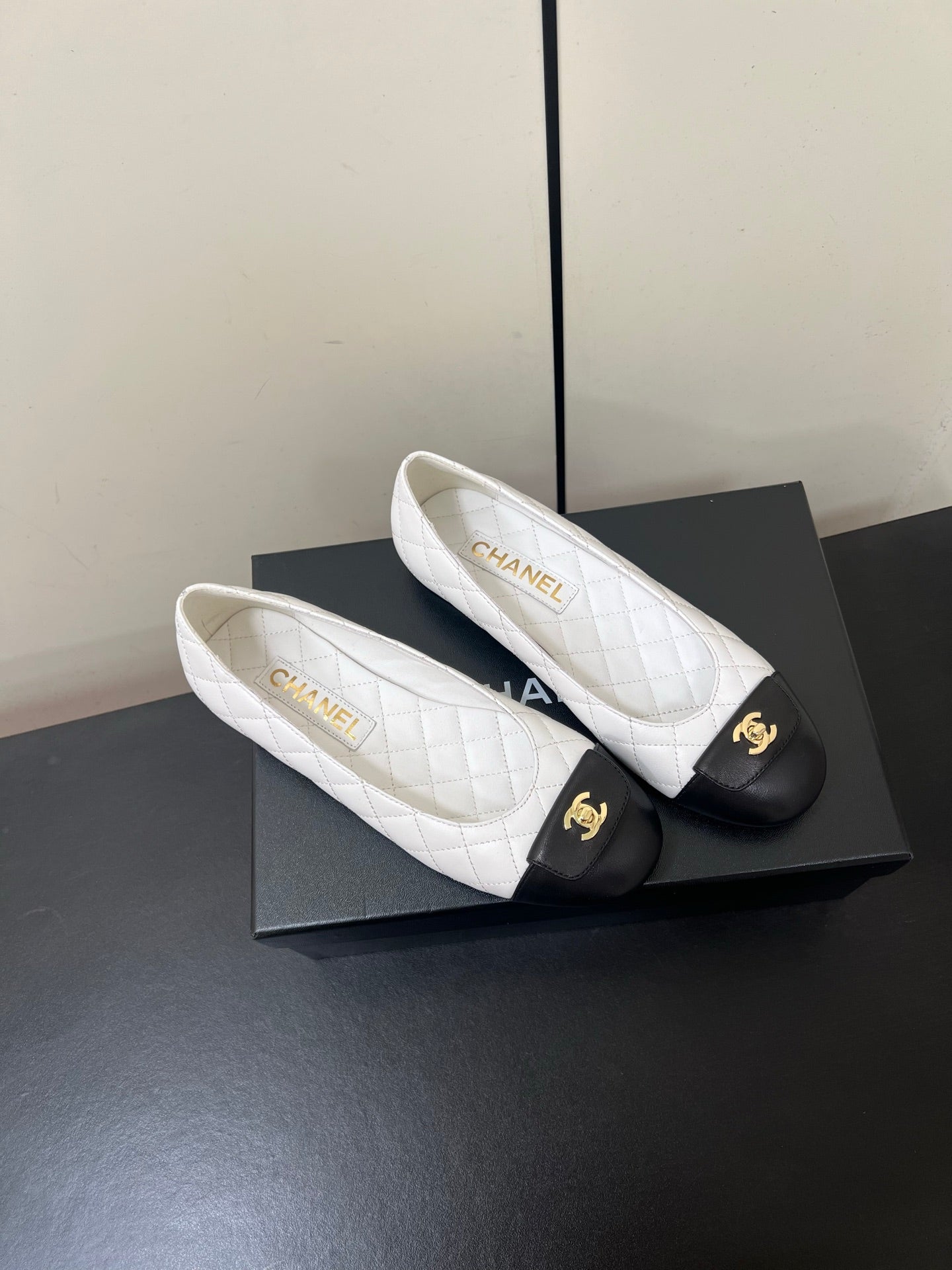 CHANEL BALLET FLAT 25SS IN WHITE MIX BLACK LAMBSKIN WITH GOLD HARDWARE