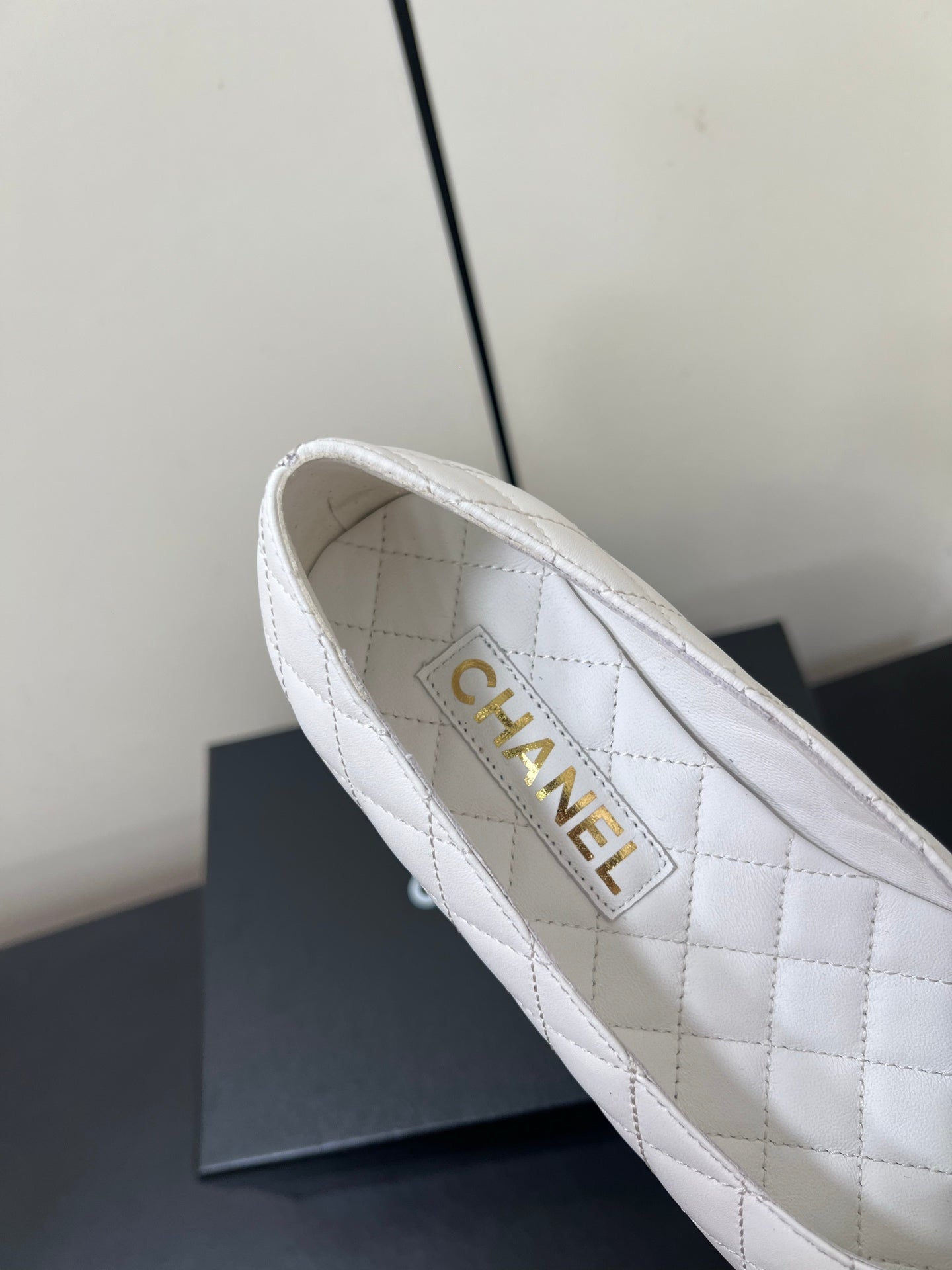 CHANEL BALLET FLAT 25SS IN WHITE MIX BLACK LAMBSKIN WITH GOLD HARDWARE