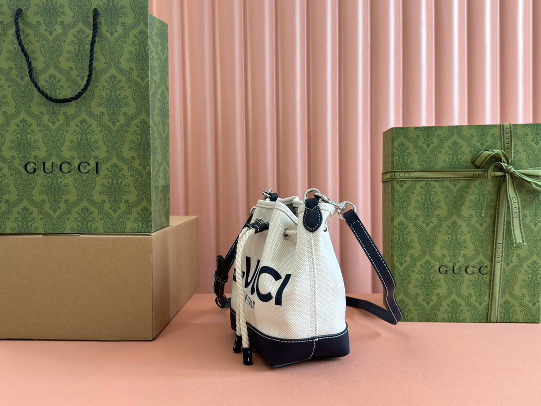 GUCCI SMALL DRAWSTRING SHOULDER BAG 21 IN WHITE CANVAS DARK BLUE CALFSKIN