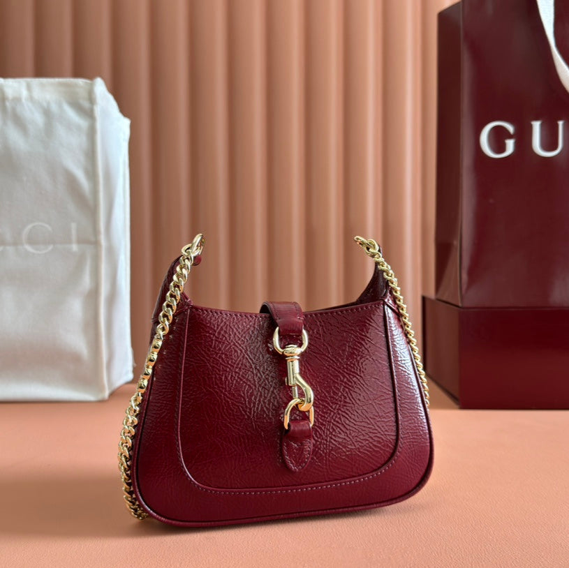 GUCCI JACKIE NOTTE MINI BAG 19 IN RED WINE CRACKED LACQUER CALFSKIN GOLD HARDWARE