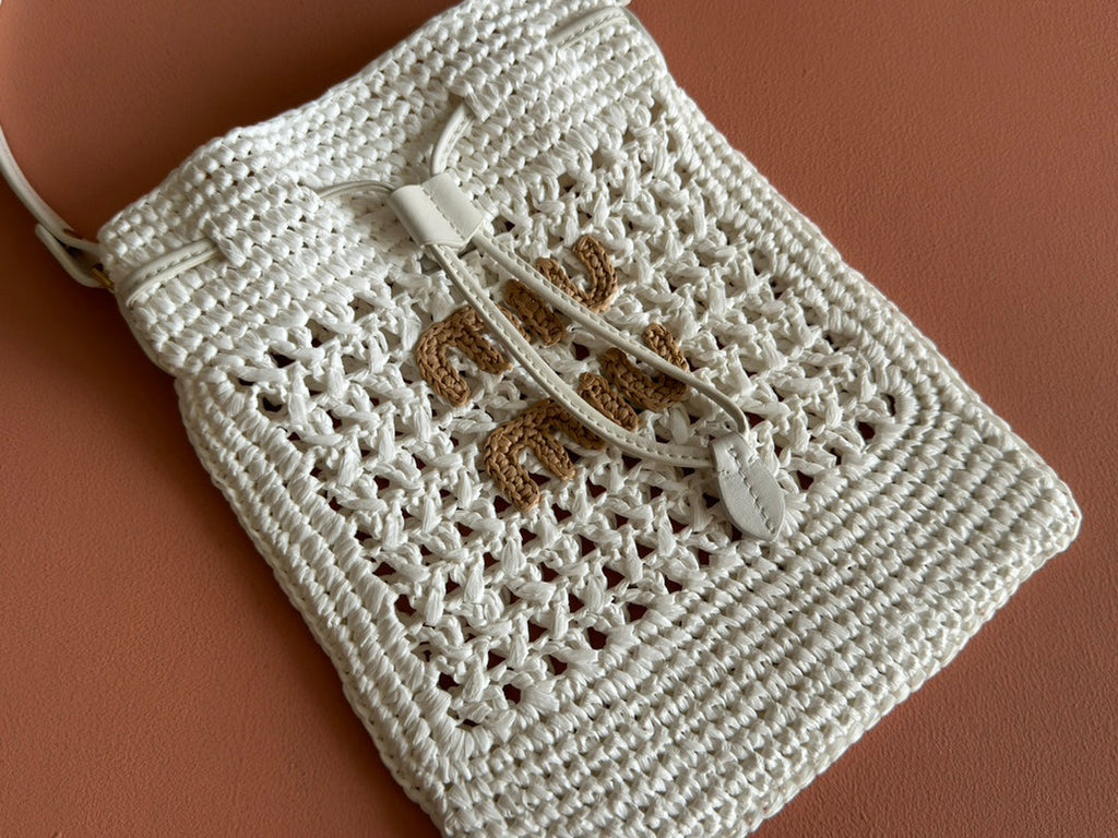 WANDER BUCKET BAG 23 WHITE IN RAFFIA WITH LEATHER TRIM