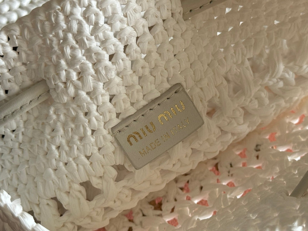 WANDER BUCKET BAG 23 WHITE IN RAFFIA WITH LEATHER TRIM