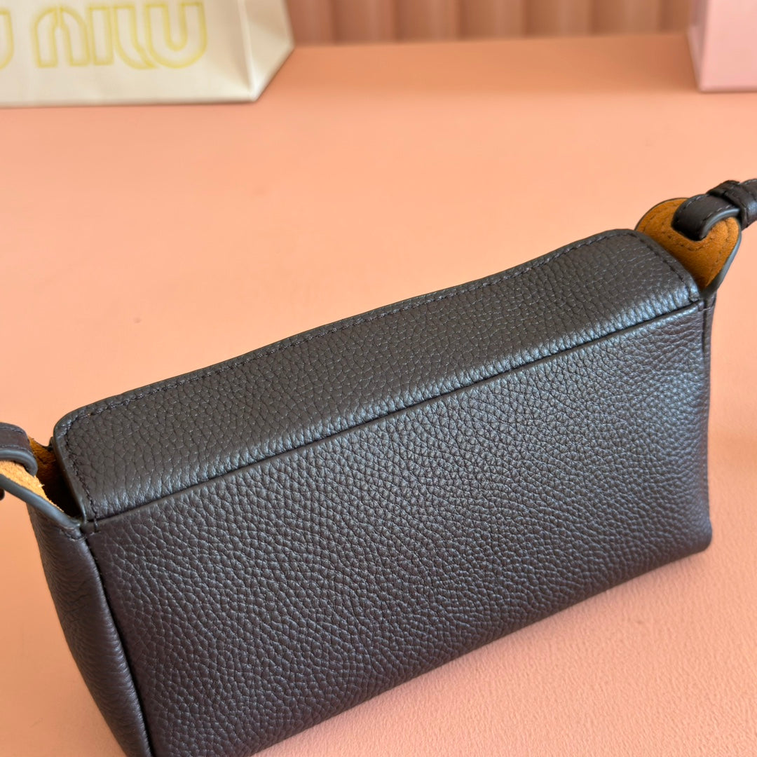 MIUMIU 26S POUCH BAG 18 IN BLACK CALFSKIN GOLD HARDWARE