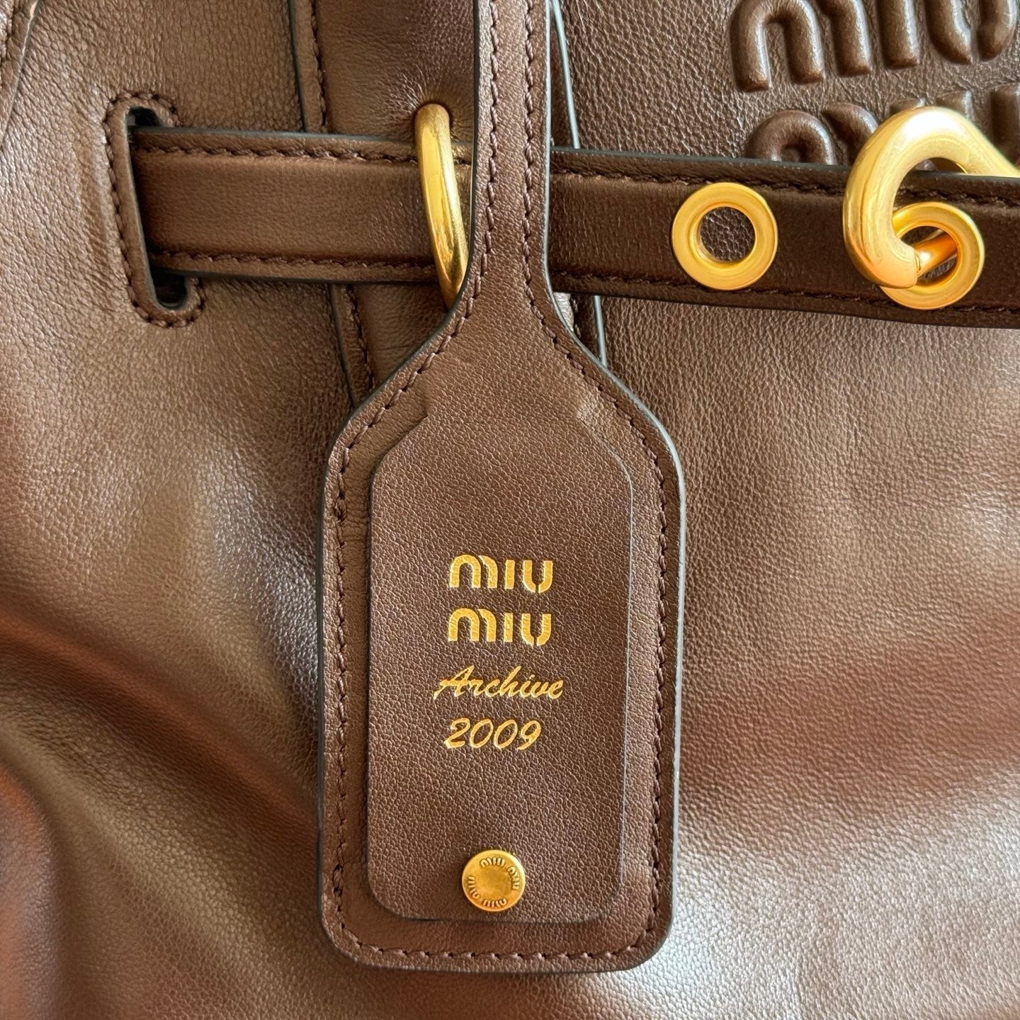 MIUMIU 26S BORSA AVENTURE BAG 30 IN DARK BROWN CALFSKIN GOLD HARDWARE