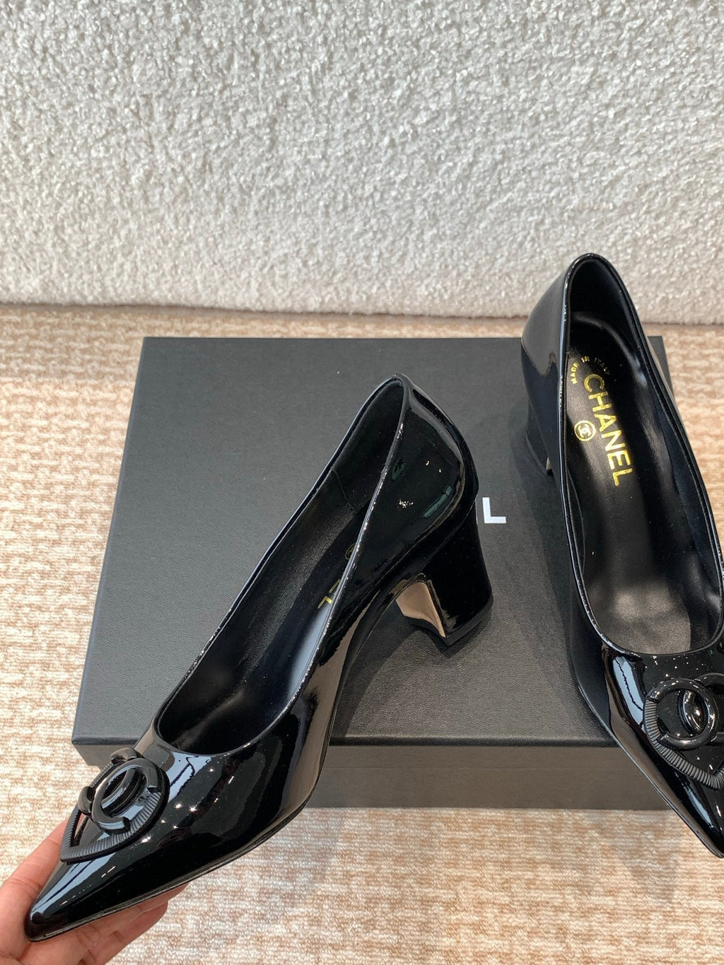 CHANEL MID-HEEL PUMPS IN BLACK PATENT CALFSKIN