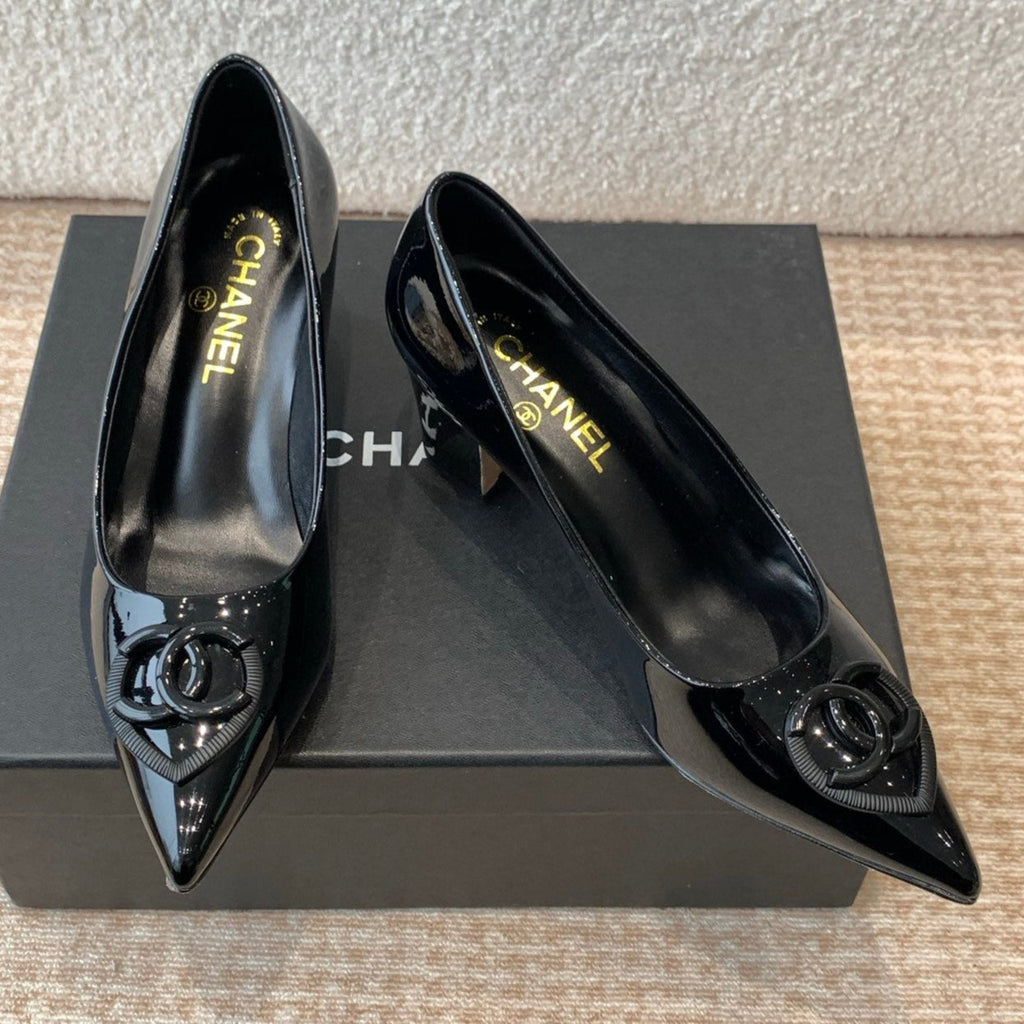 CHANEL MID-HEEL PUMPS IN BLACK PATENT CALFSKIN