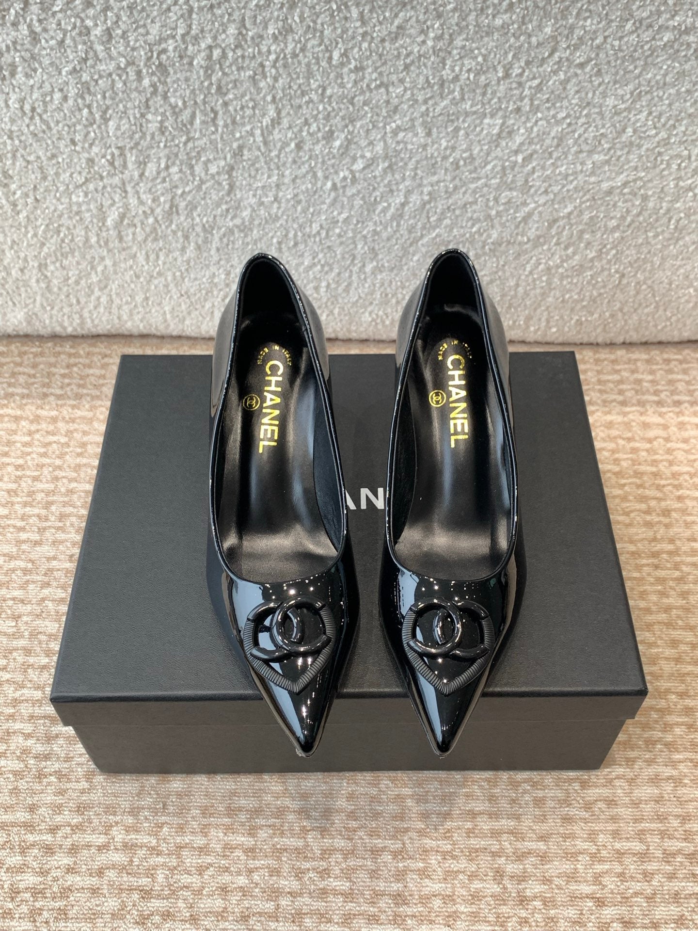 CHANEL MID-HEEL PUMPS IN BLACK PATENT CALFSKIN