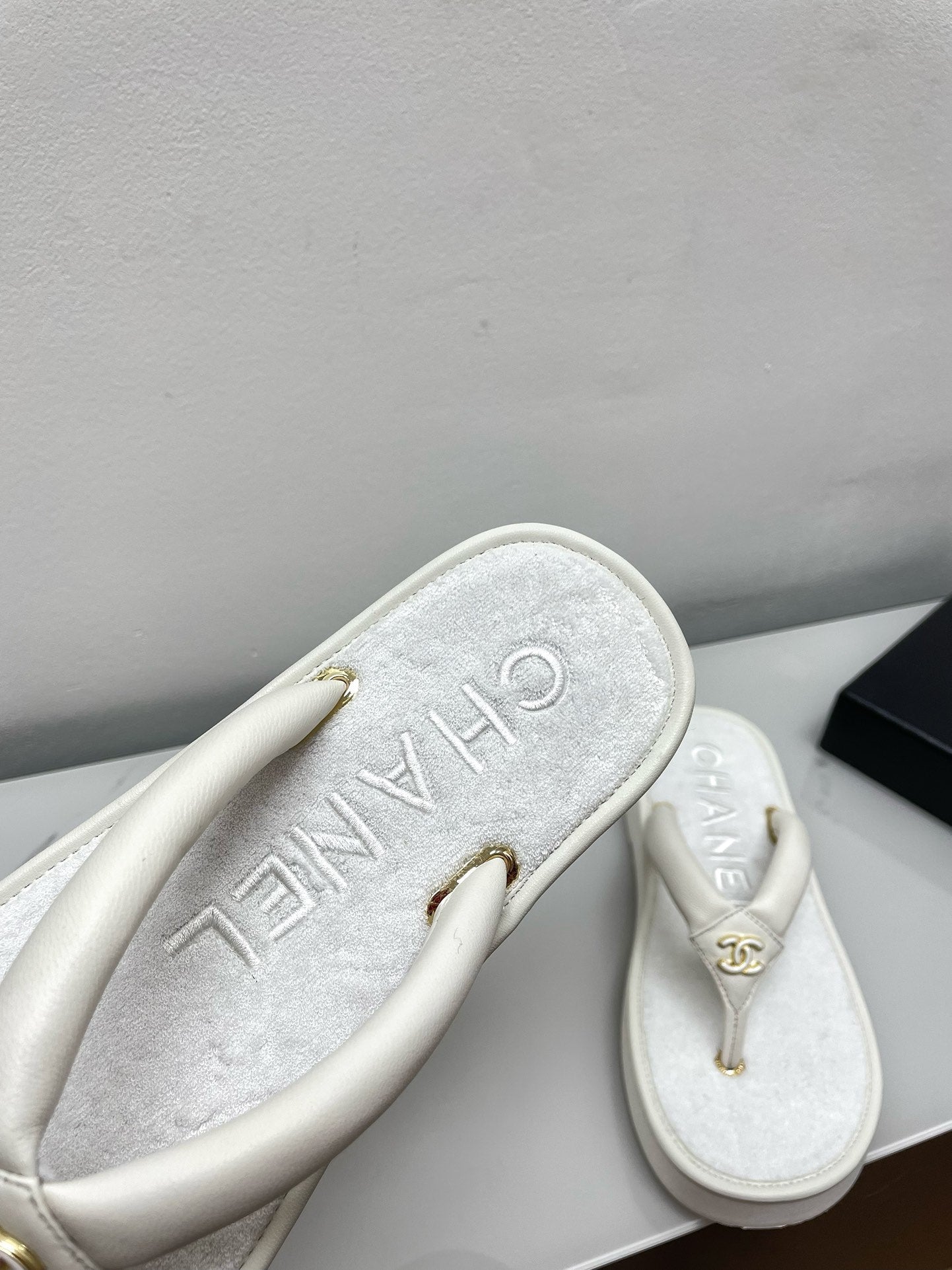 CHANEL THONG SLIPPERS IN WHITE LAMBSKIN