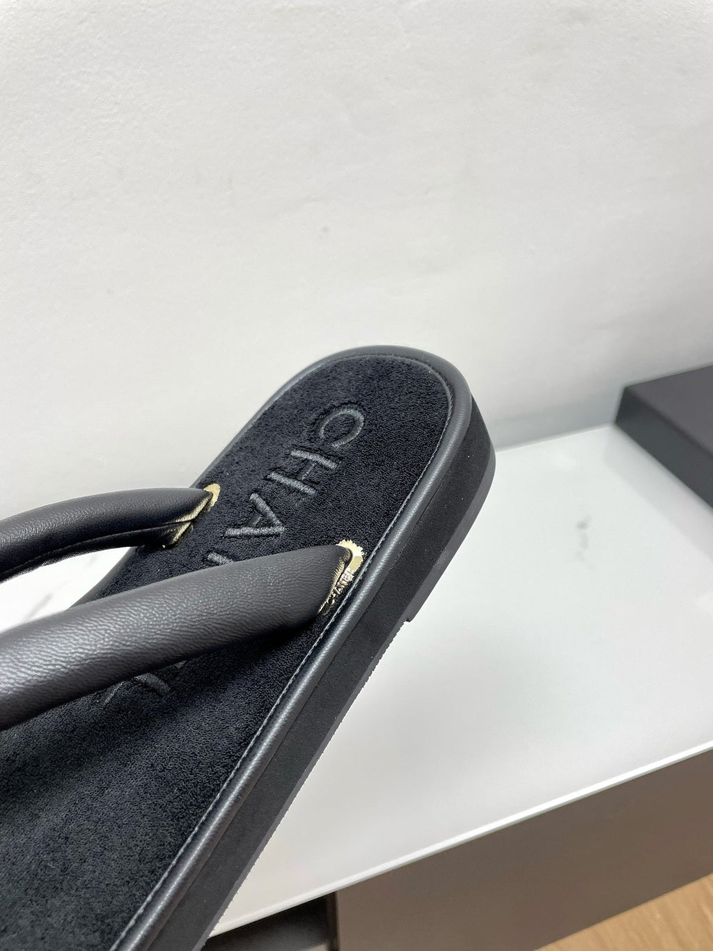 CHANEL THONG SLIPPERS IN BLACK LAMBSKIN