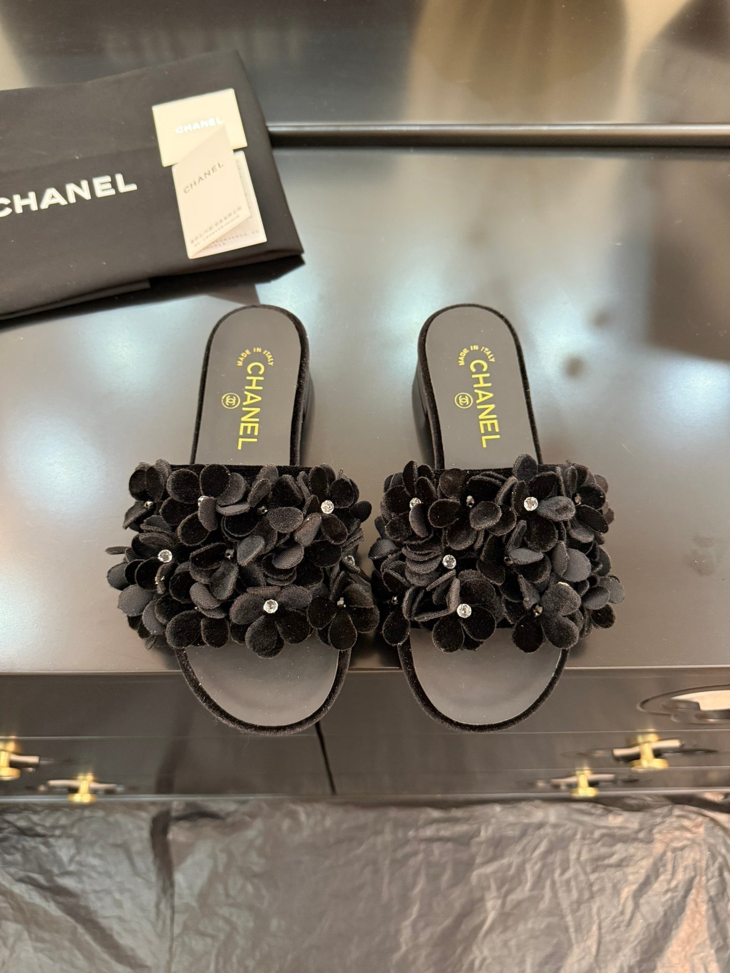CHANEL FLAT MULE 15 MM IN BLACK VELVET
