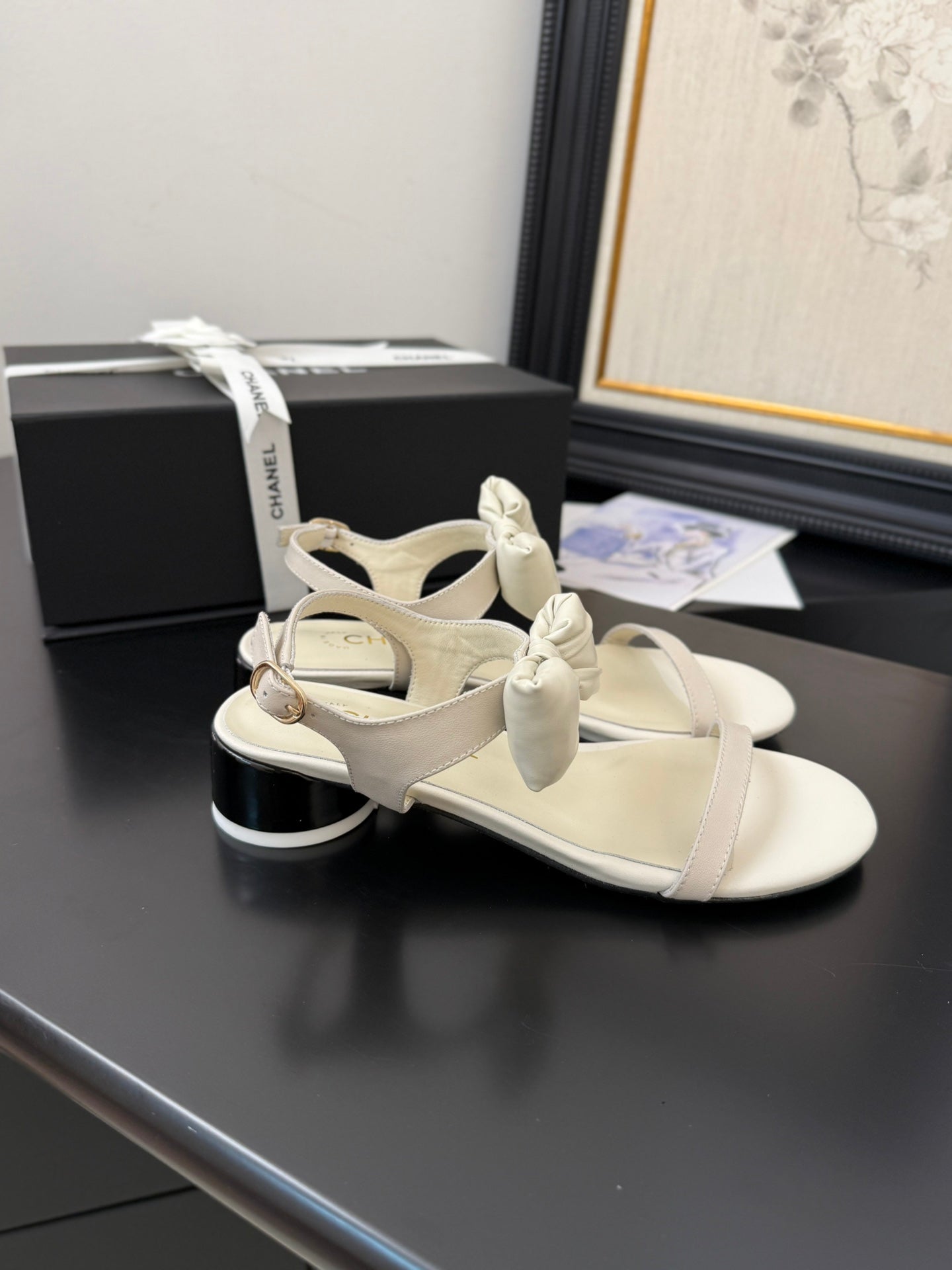 CHANEL FLAT SANDALS IN WHITE CALFSKIN WITH BOW