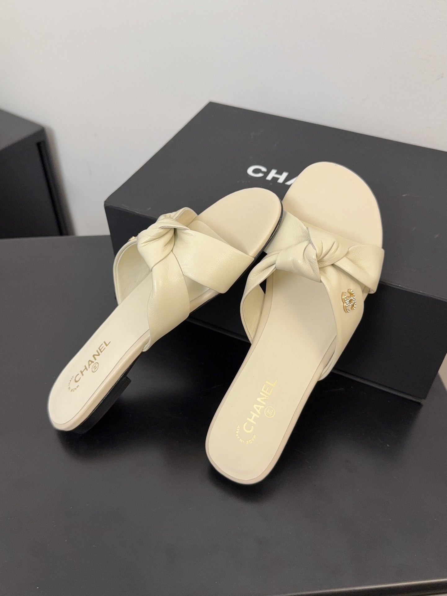 CHANEL LACE MULE 2 CM IN WHITE CREAM LAMBSKIN