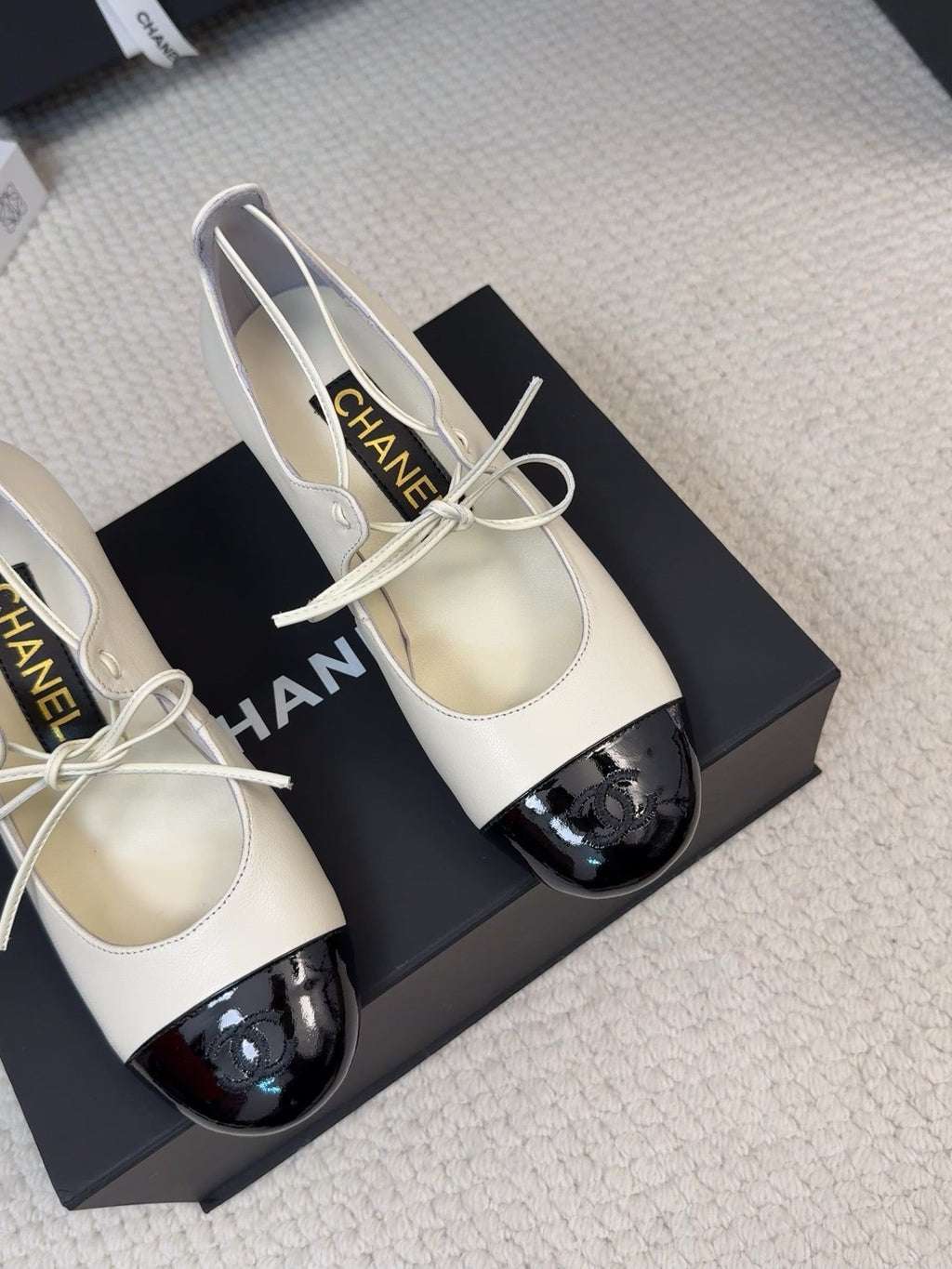 CHANEL MARY JANE PUMPS 55 MM IN WHITE MIX BLACK LAMBSKIN