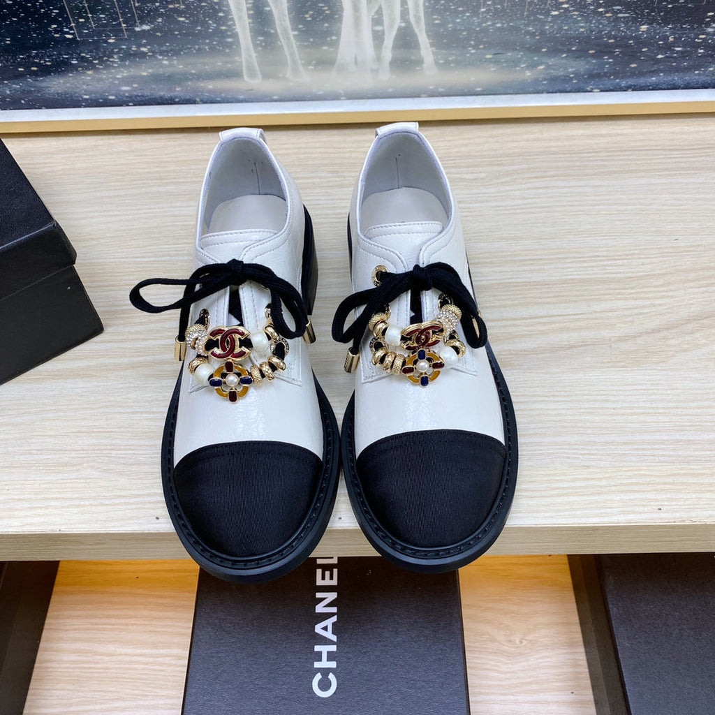 CHANEL COMBAT OXFORD SHOES IN WHITE WRINKLED CALFSKIN AND BLACK GROSGRAIN WITH FAUX PEARL