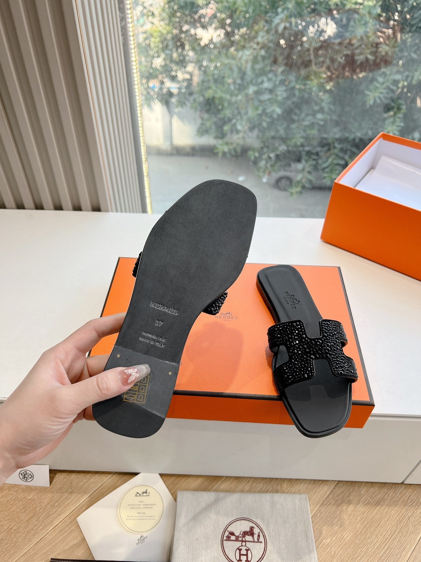 HERMES 0RAN SLIDE IN BLACK CALFSKIN WITH CRYSTALS
