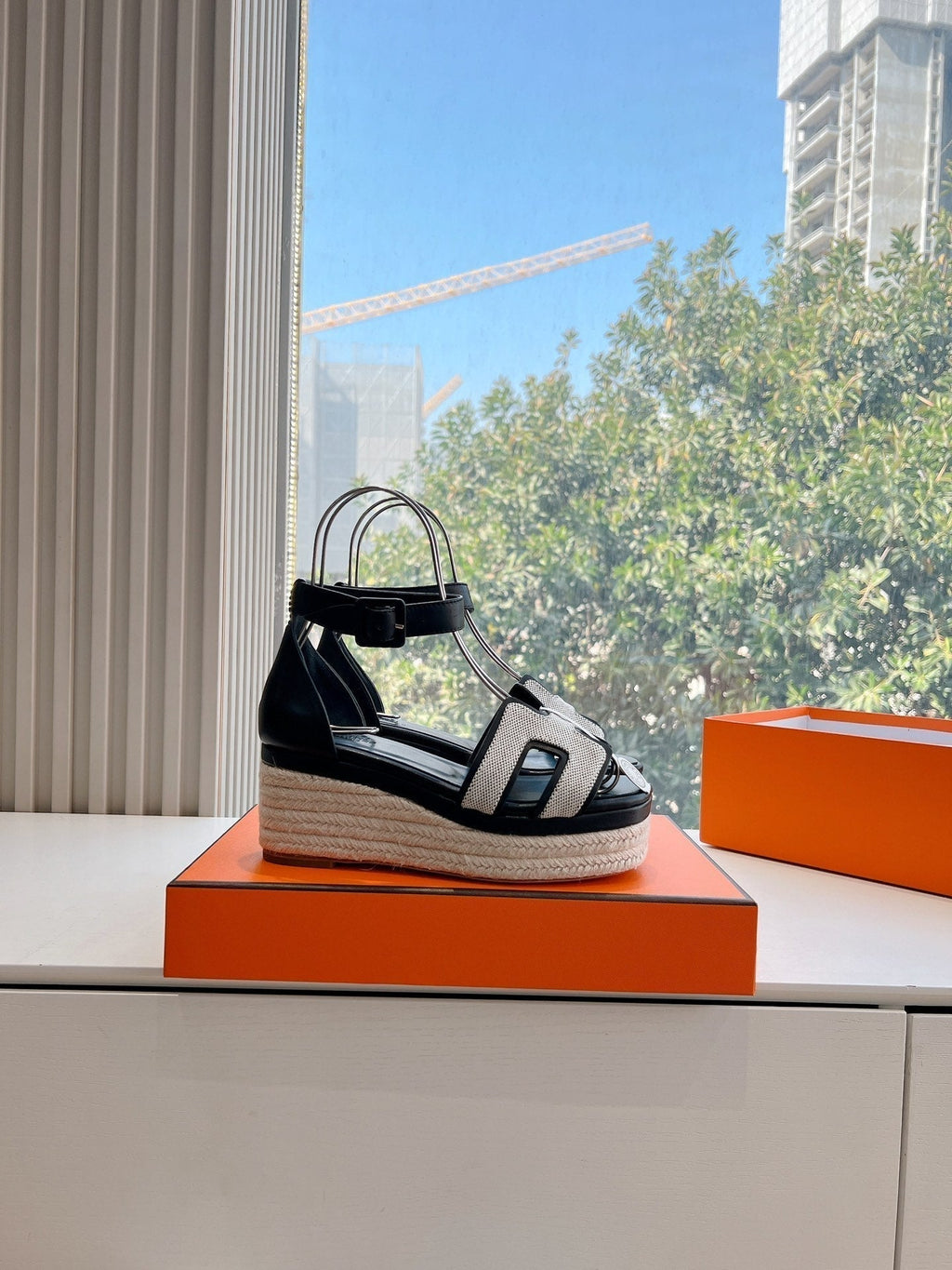 HERMES ELDA ESPADRILLE IN WHITE FABRIC AND BLACK CALFSKIN