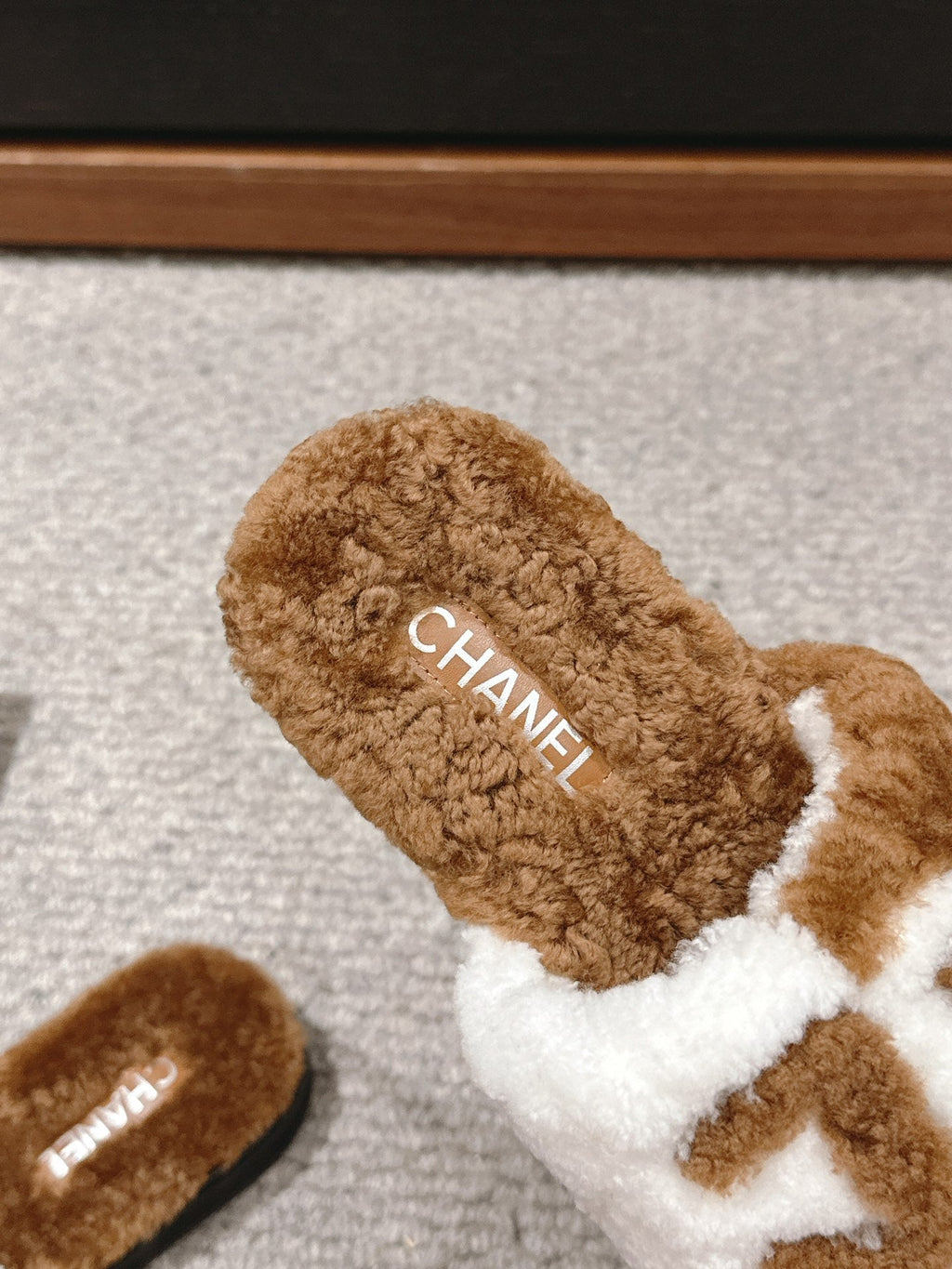 CHANEL SLIPPERS IN CIDER BROWN MIX WHITE FLEECE