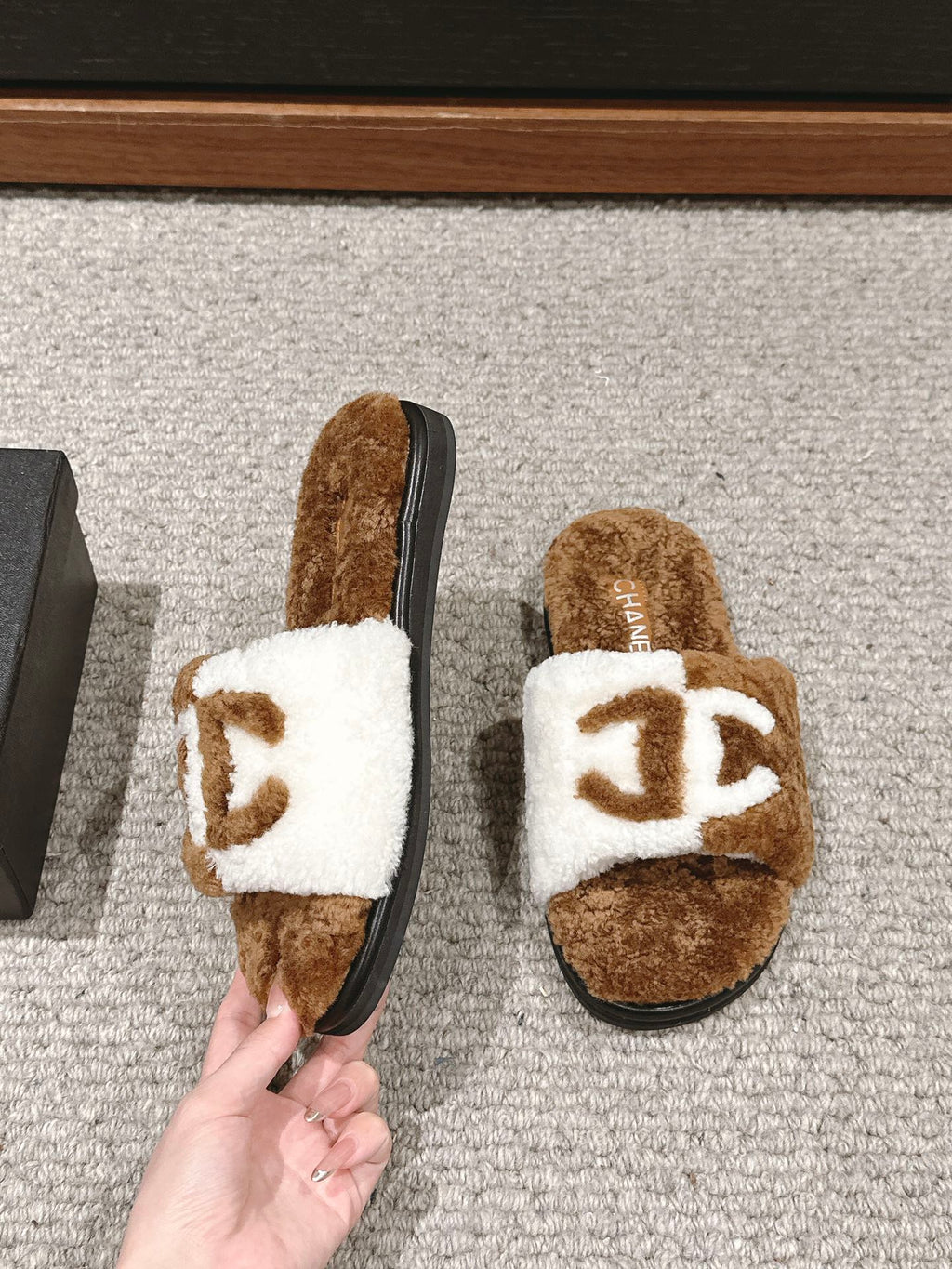 CHANEL SLIPPERS IN CIDER BROWN MIX WHITE FLEECE