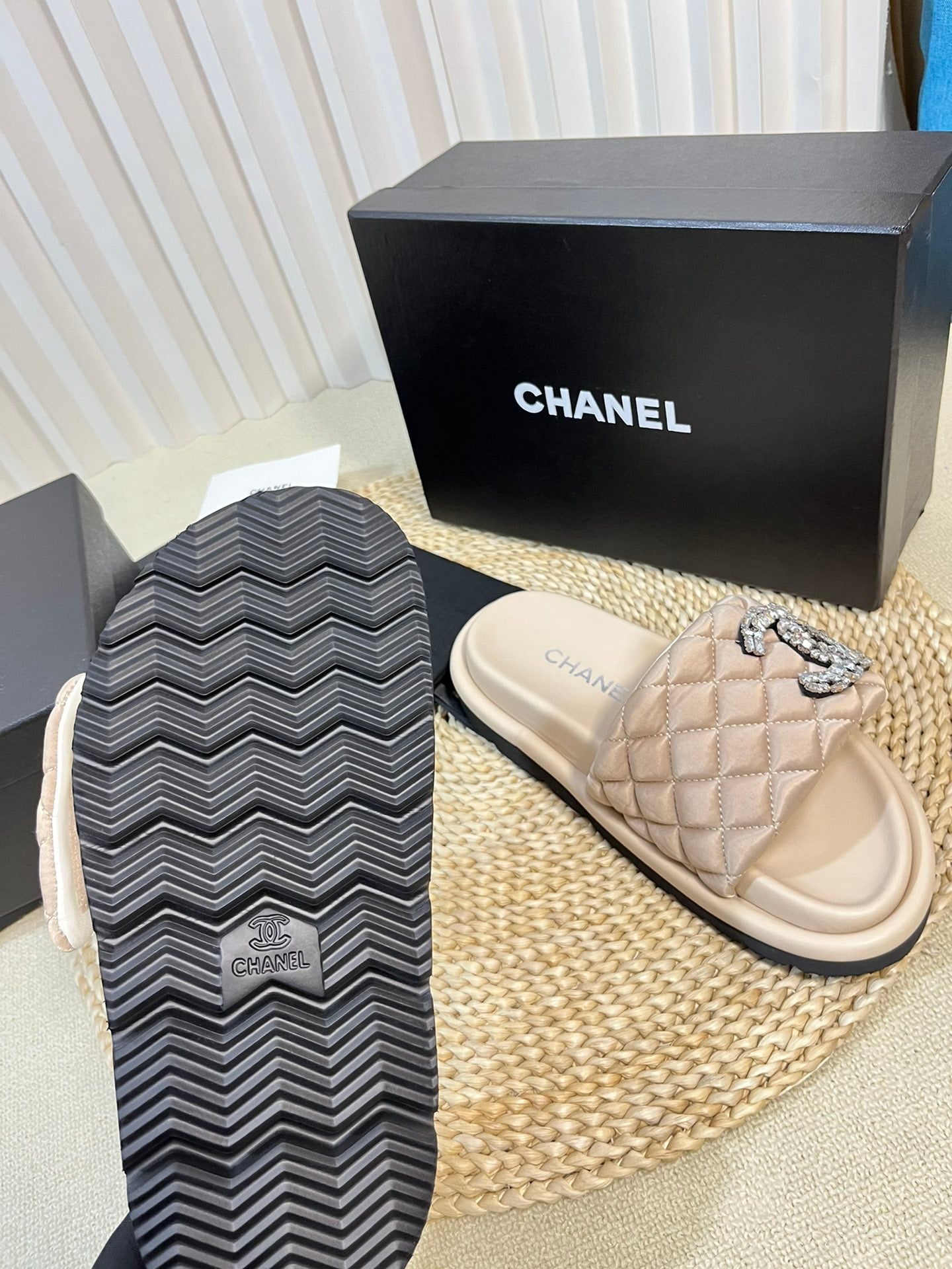CHANEL New Style Diamond Buckle Double C Thick Bottom Slippers Beige Cream Sheepskin