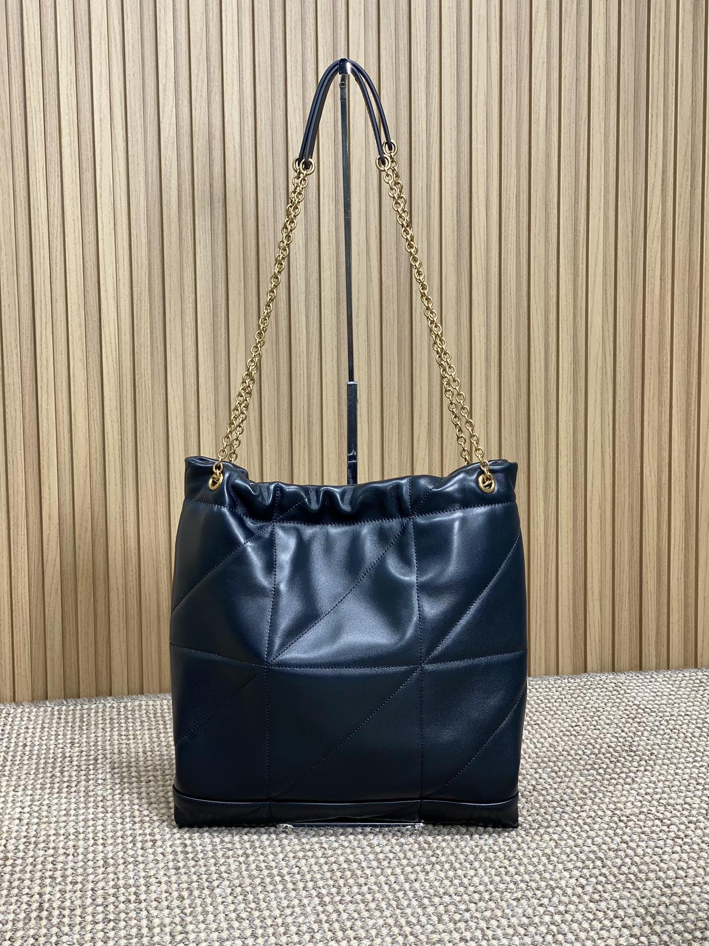 DRAWSTRING CHAIN STRAP SHOULDER BAG 39 IN BLACK QUILTED CALFSKIN