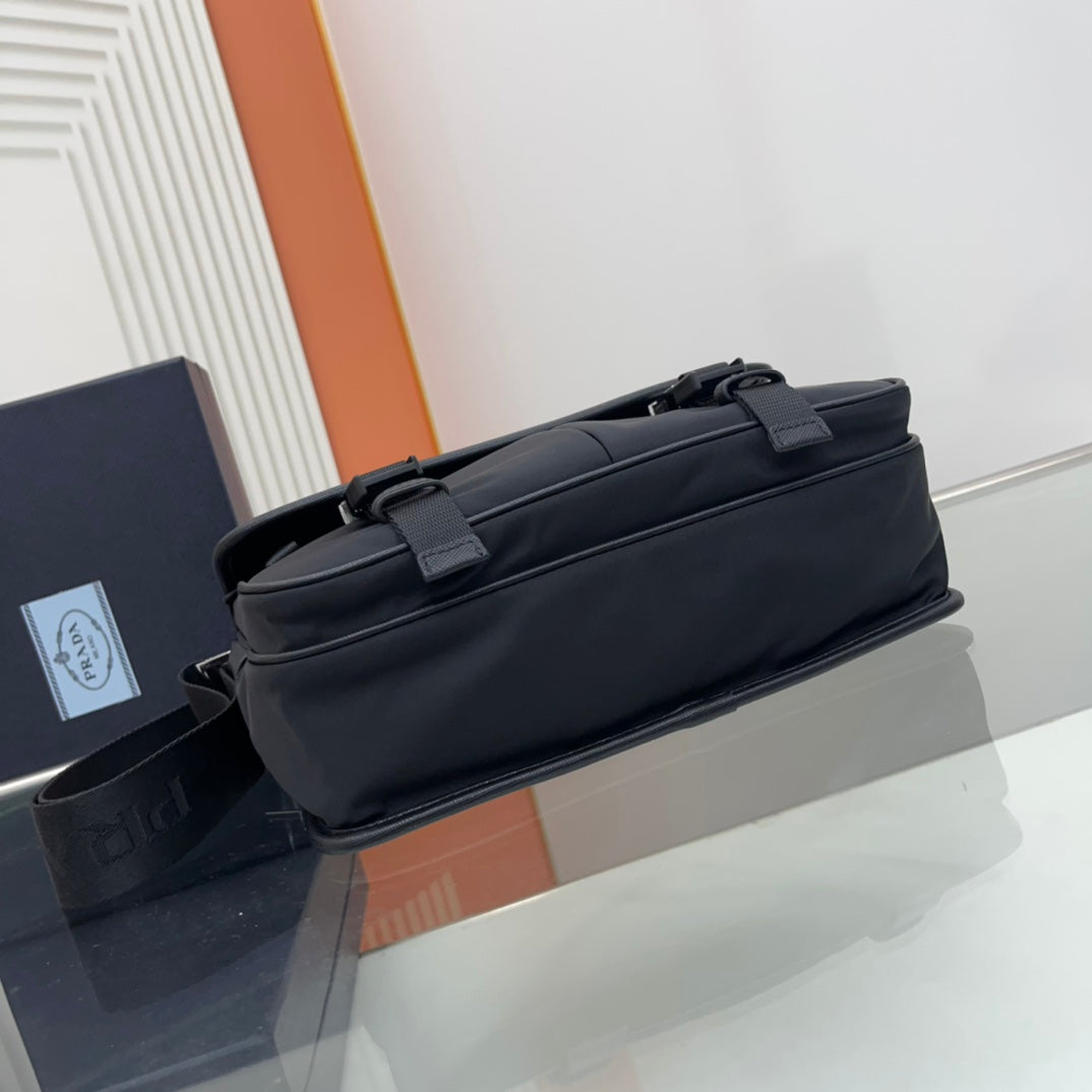 PRADA SMALL 26 SHOULDERBAG IN BLACK SAFFIANO LEATHER