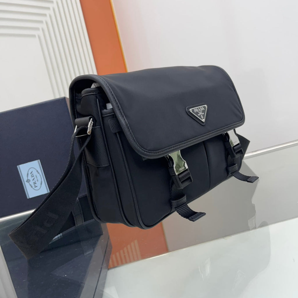 PRADA SMALL 26 SHOULDERBAG IN BLACK SAFFIANO LEATHER