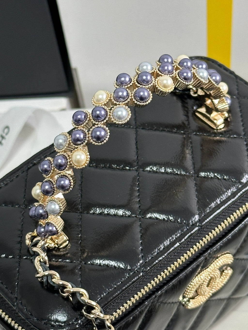 CHANEL VANITY CASE 18 IN BLACK SHINY LAMBSKIN WITH PEARL HANDLE