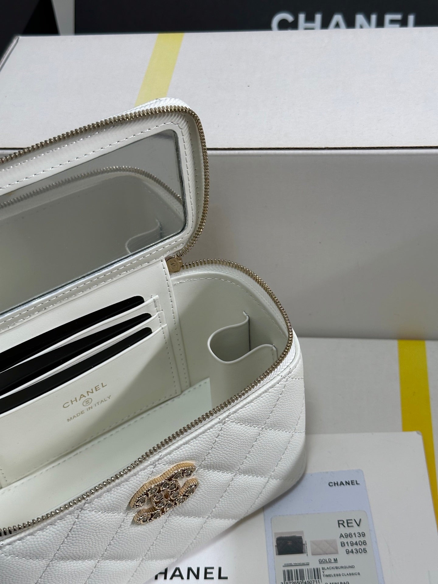 CHANEL VANITY CASE 17 CRYSTAL STUDDED LOGO IN WHITE CALFSKIN GOLD HARDWARE