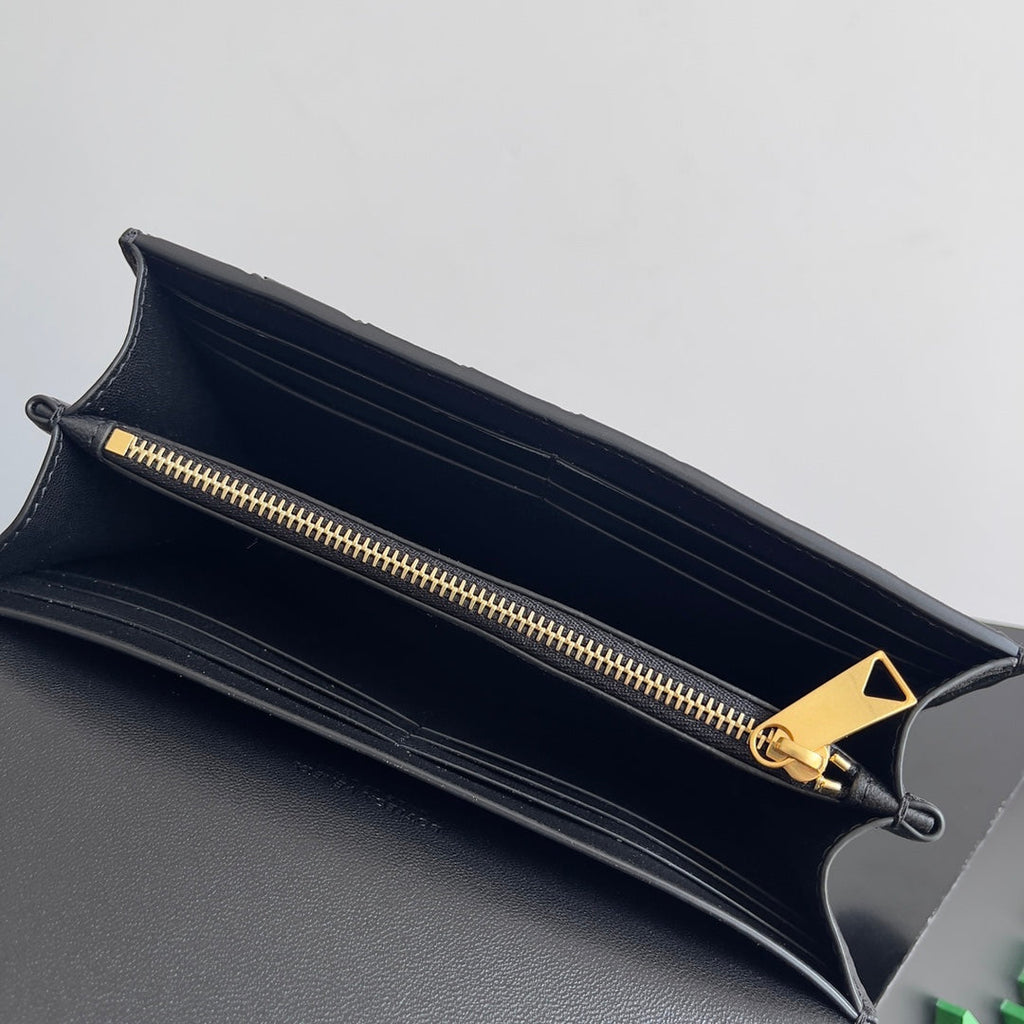 BOTTEGA VENETA ANDIAMO BAG 19 IN BLACK CALFSKIN