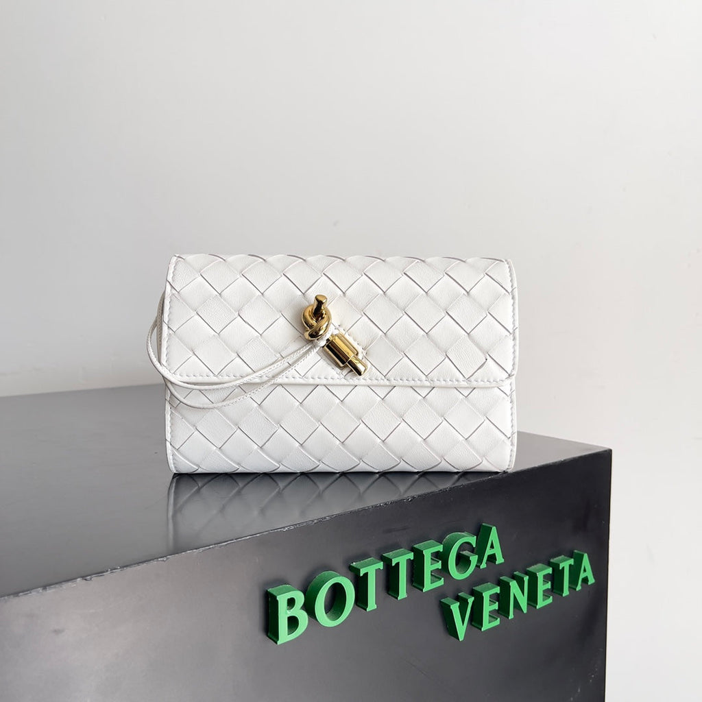 BOTTEGA VENETA ANDIAMO BAG 19 IN WHITE CALFSKIN