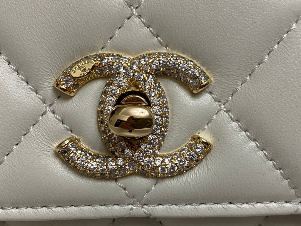 CHANEL MINI FLAP BAG 19 IN WHITE CALFSKIN DIAMOND LOGO