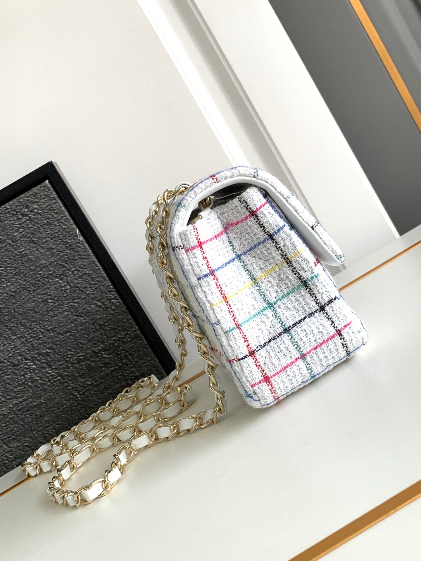 CHANEL MEDIUM 25 FLAP BAG IN WHITE WOOL TWEED