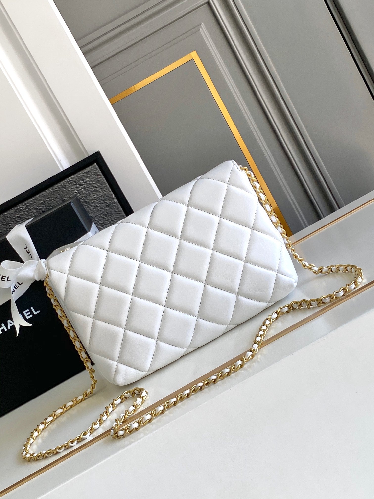 CHANEL MEDIUM 22 FLAP BAG IN WHITE LAMBSKIN GOLD HARDWARE