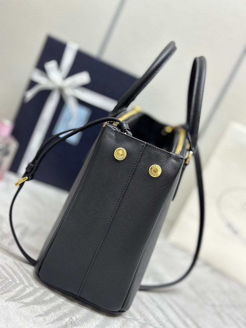 PRADA 25S GALLERIA LARGE BAG 32 IN BLACK CALFSKIN GOLD HARDWARE