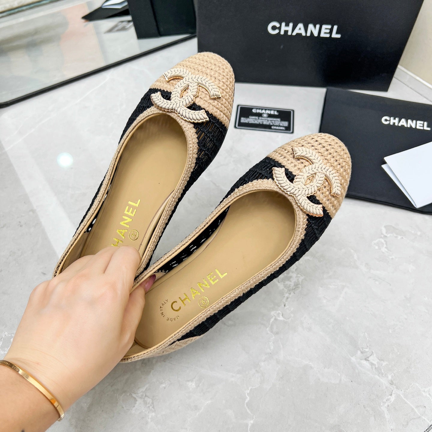 CHANEL BALLET FLAT 10 MM IN BLACK MIX BEIGE RAFFIA