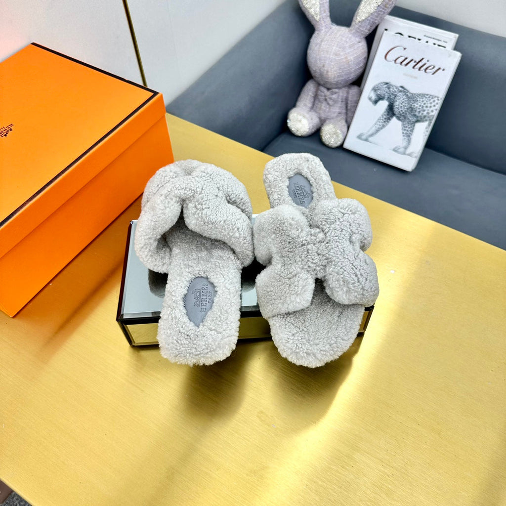 HERMES 0RAN SHEARLING SANDALS PALE GRAY