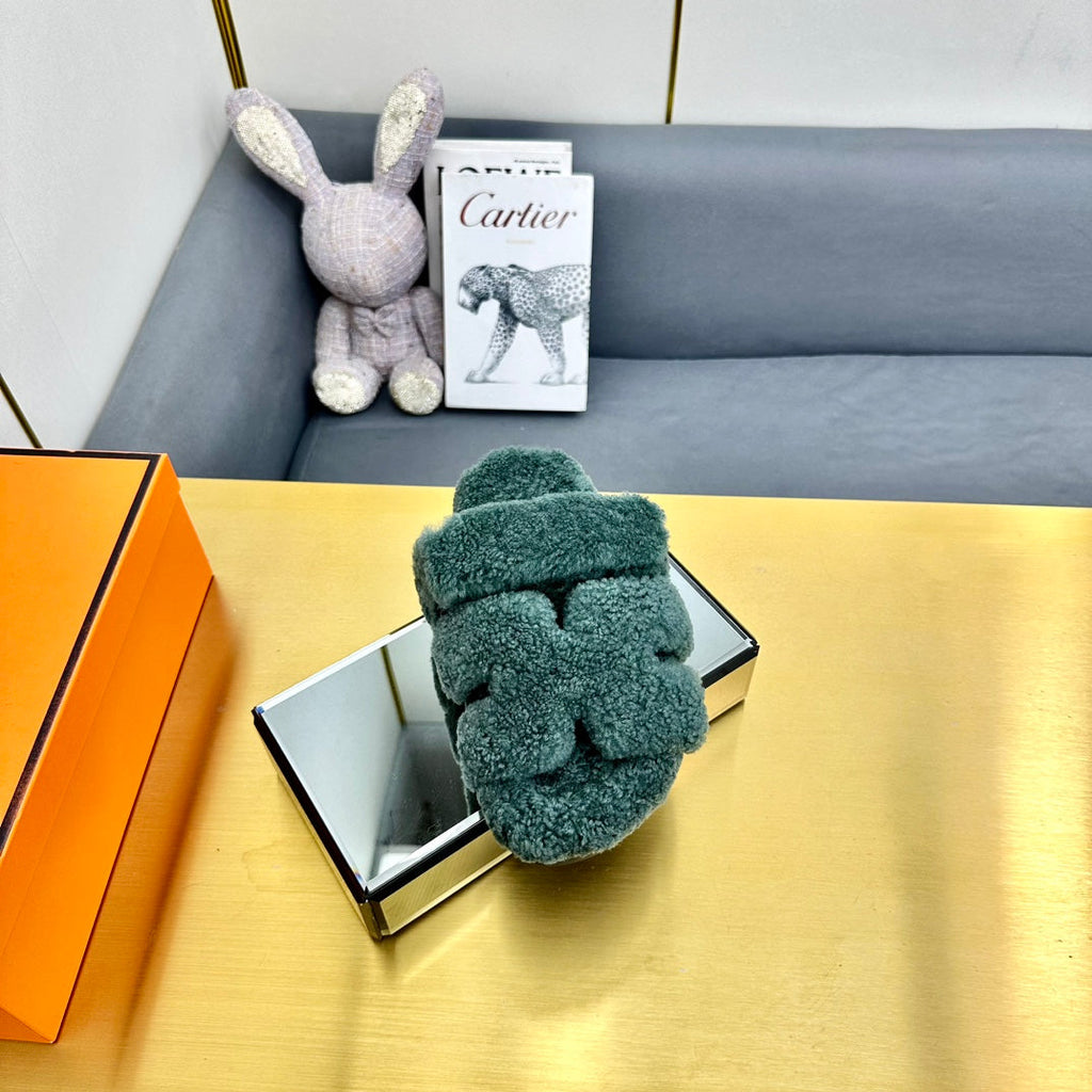 HERMES CHYPRE SANDAL IN FOREST GREEN SHEARLING