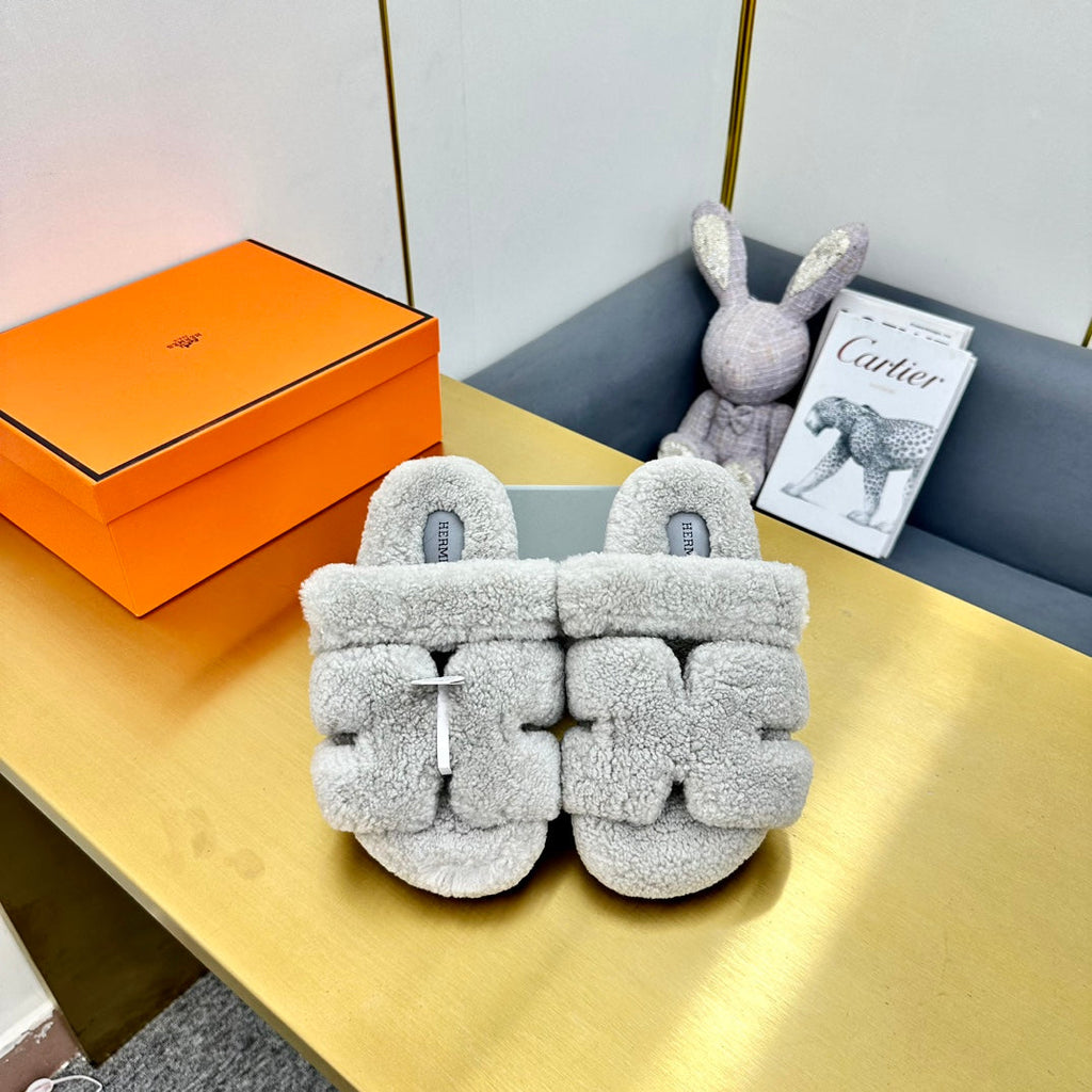 HERMES CHYPRE SANDAL IN PALE GRAY SHEARLING